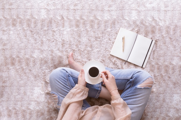 Mulher segurando o caderno para escrever notas para o seu blog. Blogar e trabalhar em casa conceito. Copie o espaço