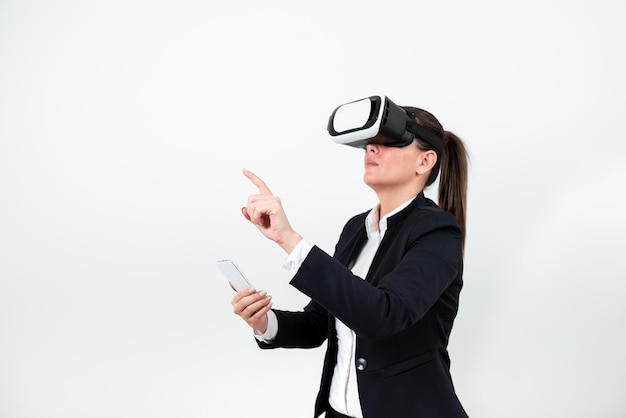 Mulher segurando o celular usando óculos VR e apontando na atualização recente com um dedo Mulher de negócios com óculos de realidade virtual celular e apresentando nova ideia