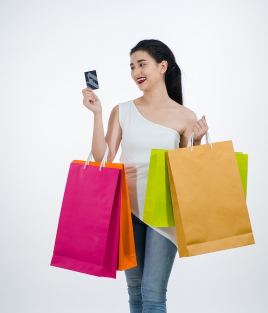 Mulher segurando o saco de compras no espaço branco background.message