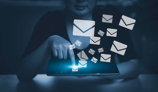 Mulher segurando o smartphone com ícones de comunicação ícone de carta ícones de e-mail e e-mail de boletim informativo e proteja suas informações pessoais ou e-mail de spam contato do centro de atendimento ao cliente