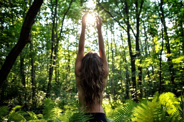 Foto mulher segurando o sol nas mãos