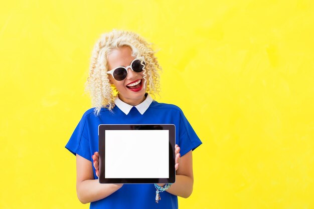 Mulher segurando o tablet de tela em branco