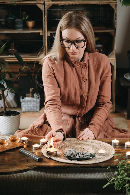 Mulher segurando palo santo durante a meditação