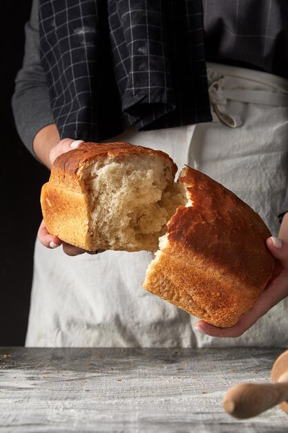 Mulher segurando pão caseiro fresco nas mãos