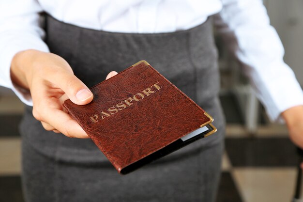 Mulher segurando passaporte de perto