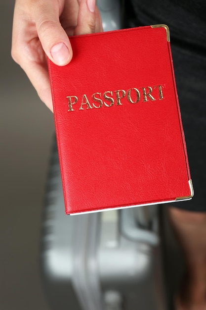 Mulher segurando passaporte de perto