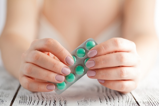 Mulher segurando produtos farmacêuticos