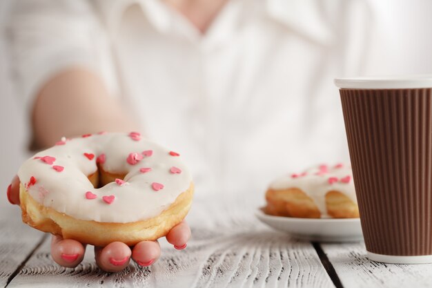 Mulher segurando rosquinha deliciosa