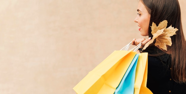 Mulher segurando sacolas de compras com espaço de cópia