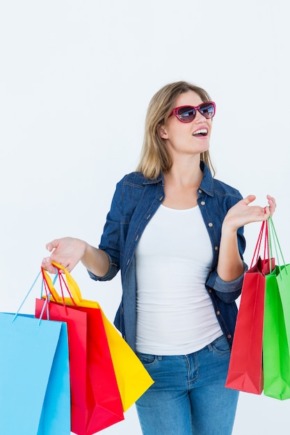 Mulher segurando sacolas de compras