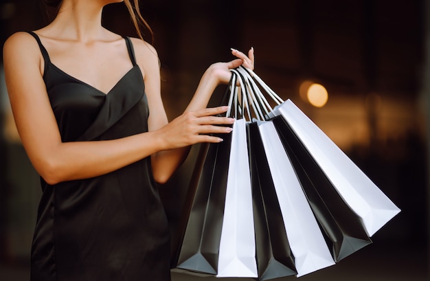 Mulher segurando sacolas de compras