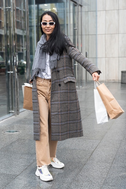 Foto mulher segurando sacolas de compras