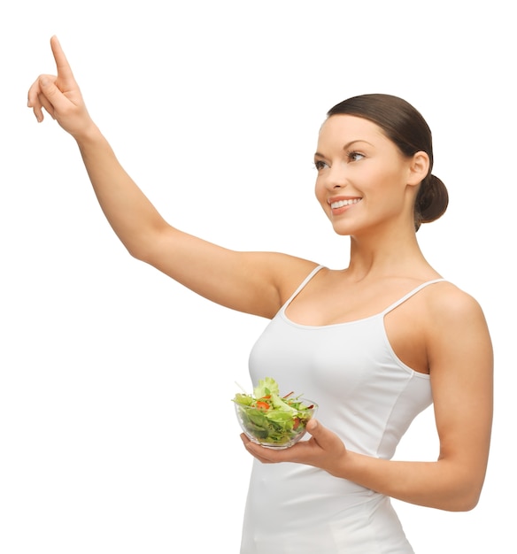 Foto mulher segurando salada e trabalhando com algo imaginário