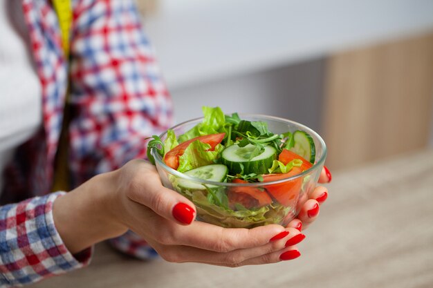 Mulher segurando salada nas mãos para um estilo de vida saudável