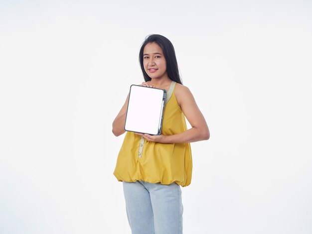 Foto mulher segurando tablet com tela em branco