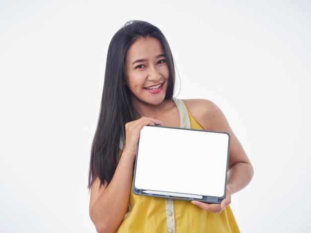 Foto mulher segurando tablet com tela em branco