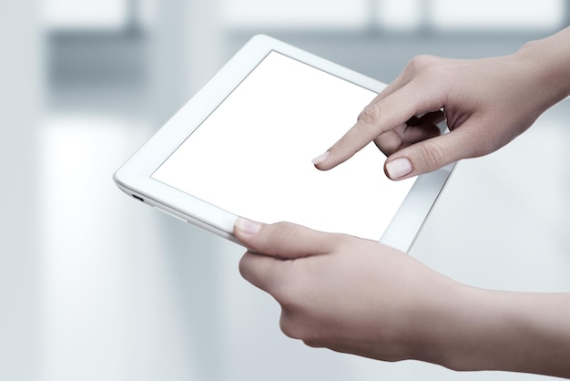 Mulher segurando tablet digital Tela isolada Conceito de tecnologia de Internet de negócios