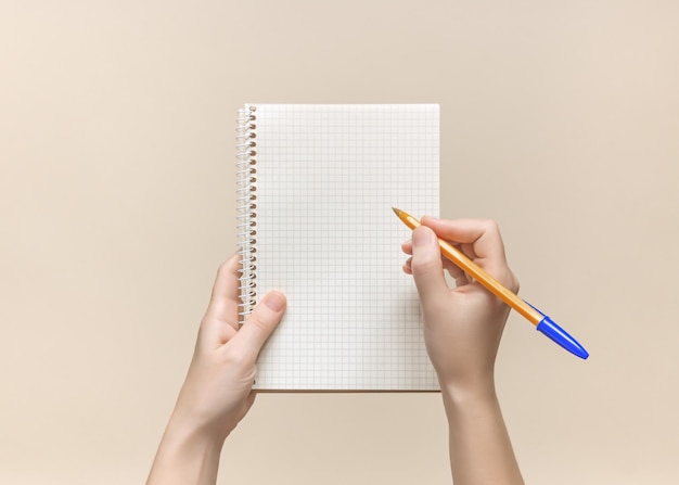 mulher segurando um bloco de notas e uma caneta nas mãos