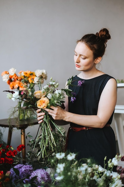 Mulher segurando um buquê de flores
