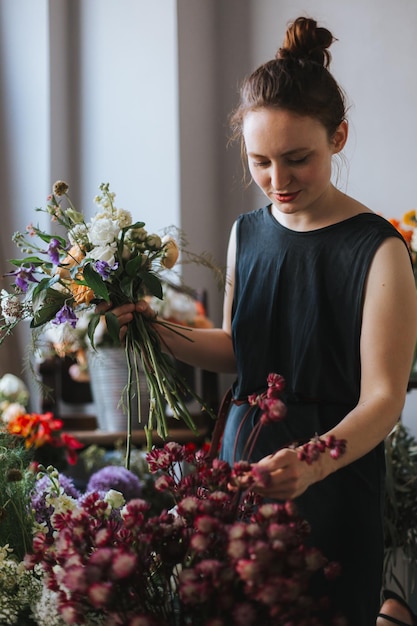 Mulher segurando um buquê de flores