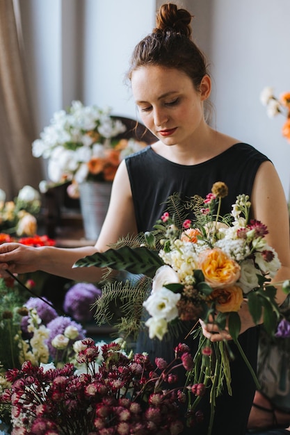 Mulher segurando um buquê de flores