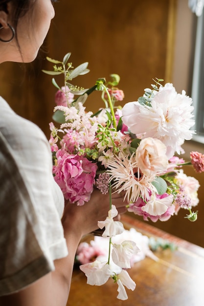 Mulher segurando um buquê de flores