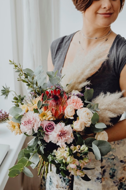 Mulher segurando um buquê de flores