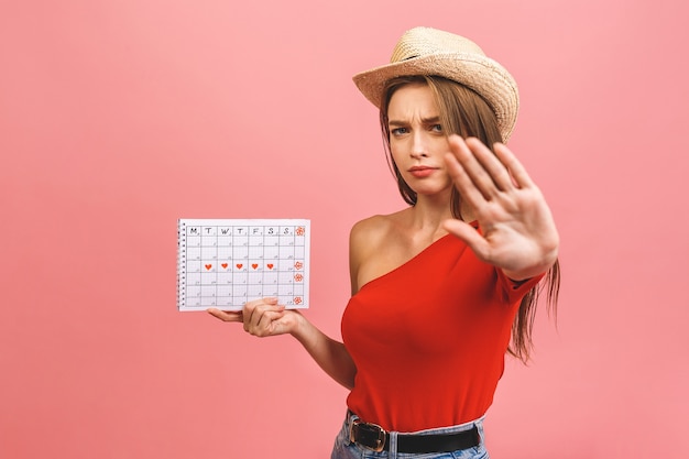 Mulher segurando um calendário nas mãos