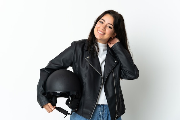 Mulher segurando um capacete de motociclista isolado no fundo branco rindo