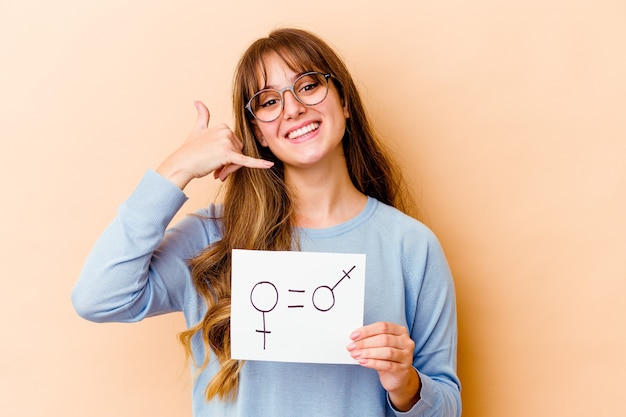 mulher segurando um cartaz de gênero igual