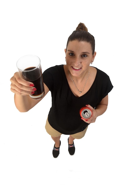 Foto mulher segurando um copo de refrigerante de coca no fundo branco