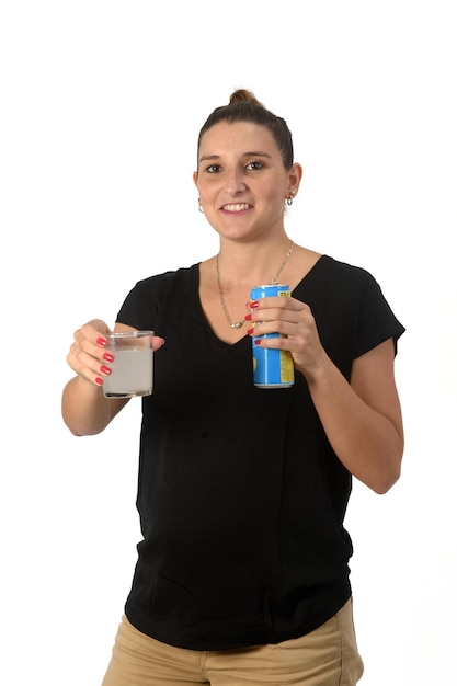 mulher segurando um copo de refrigerante de limão no fundo branco