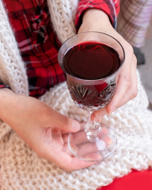 Mulher segurando um copo de vinho tinto, dia dos namorados de ano novo