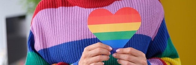 Mulher segurando um coração em cores lgbt closeup