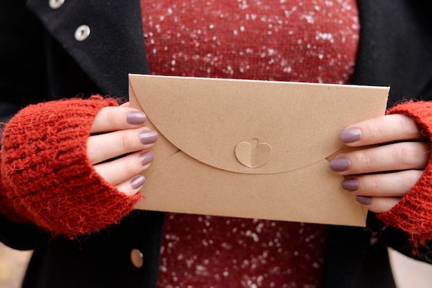 Foto mulher segurando um envelope vintage nas mãos