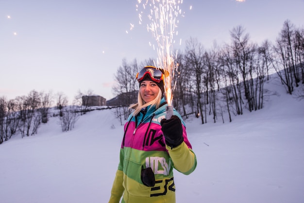 Mulher segurando um fogos de artifício