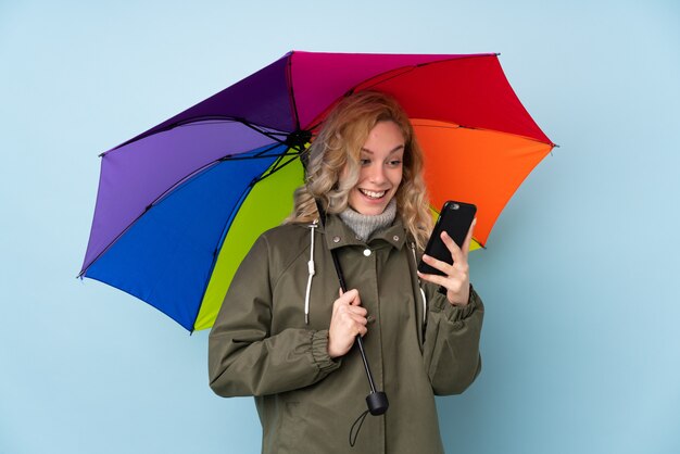 Mulher segurando um guarda-chuva azul