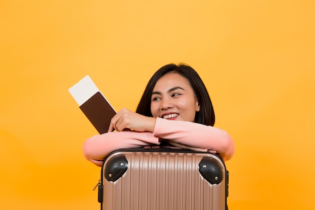 Mulher segurando um passaporte com uma passagem de avião