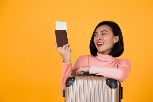 Mulher segurando um passaporte com uma passagem de avião