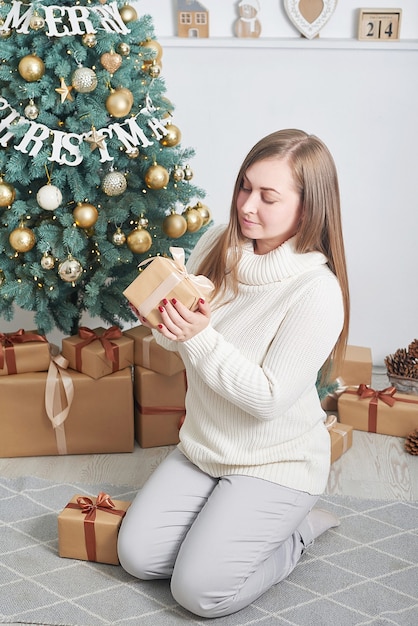 Mulher segurando um presente de natal