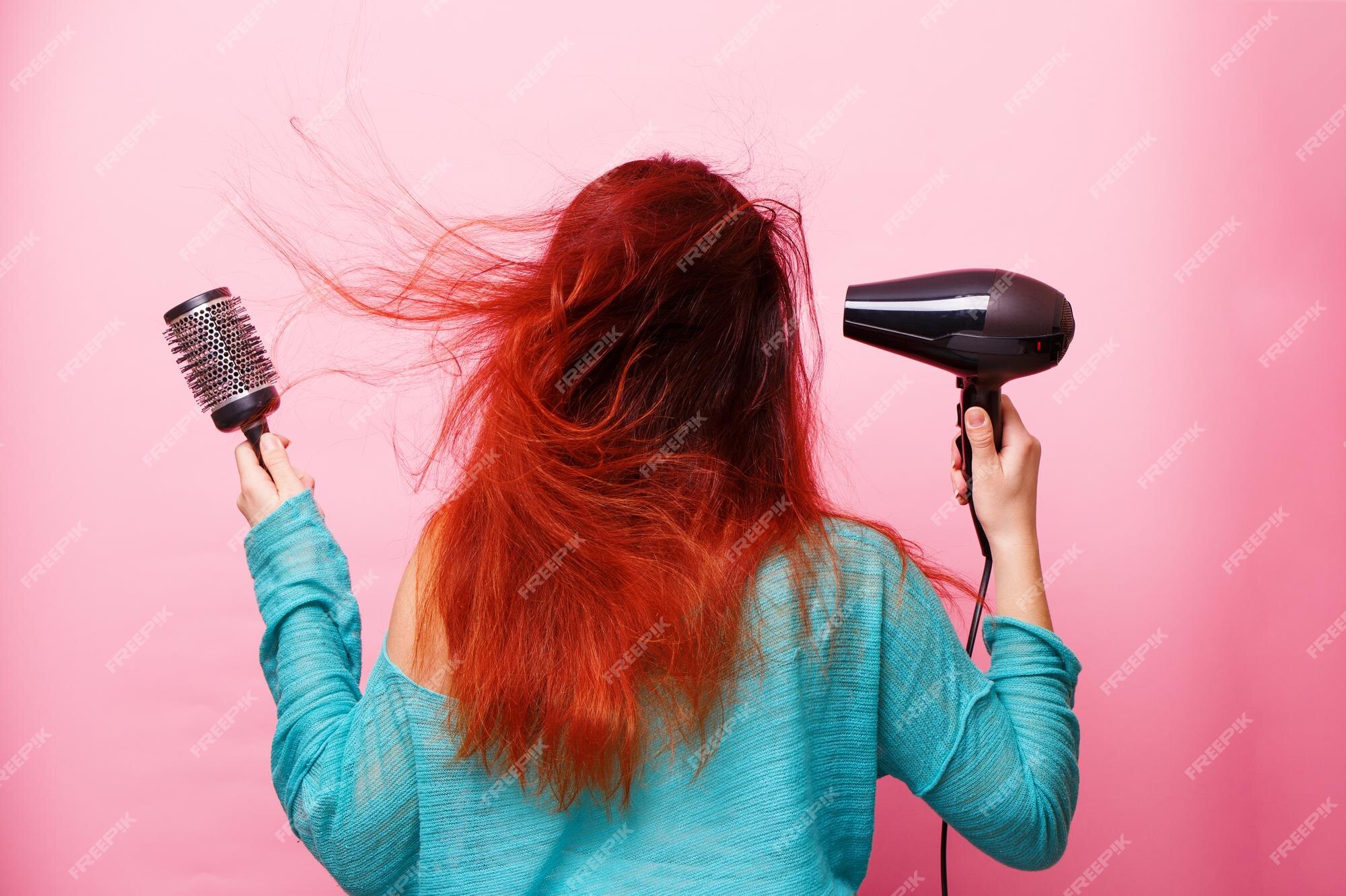 Mão feminina segurando secador de cabelo profissional isolado no fundo  branco. equipamento de salão, recorte