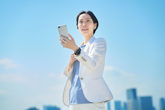 Mulher segurando um smartphone ao ar livre