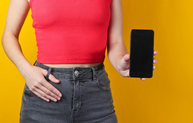 Mulher segurando um smartphone na mão