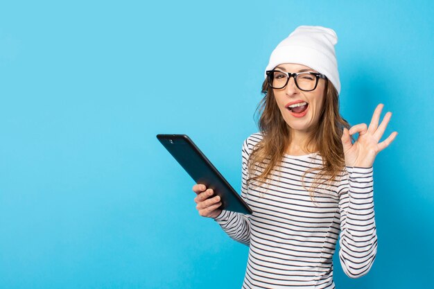 Mulher segurando um tablet nas mãos dela