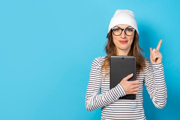 Mulher segurando um tablet nas mãos dela