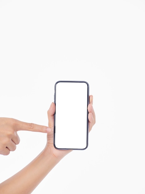 Mulher segurando um telefone celular com uma tela em branco na parede branca, close-up