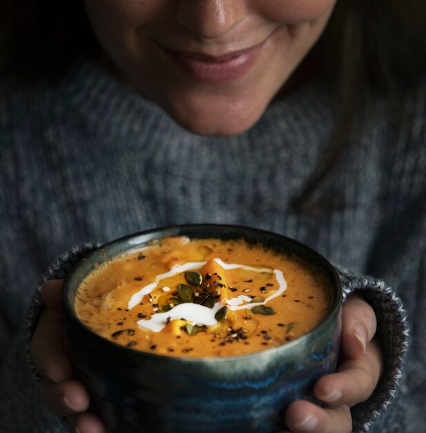 Mulher, segurando, um, tigela, sopa, alimento, fotografia, receita, idéia