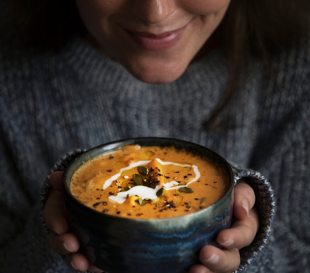 Mulher, segurando, um, tigela, sopa, alimento, fotografia, receita, idéia