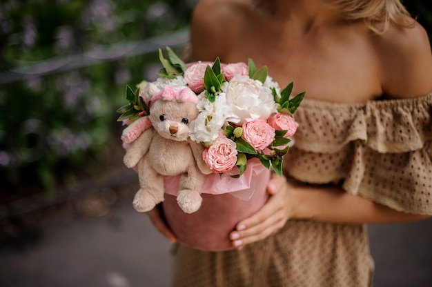 Mulher segurando uma caixa cheia de flores