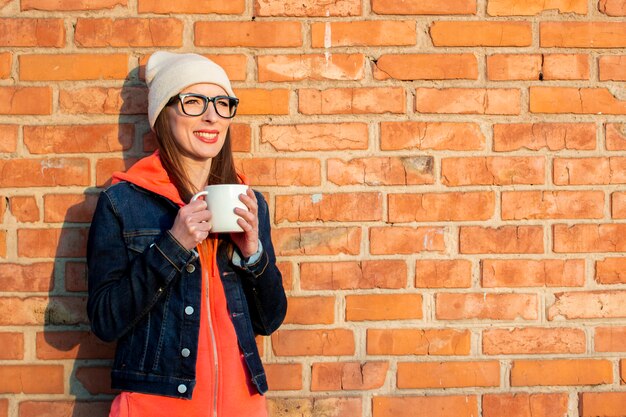 Mulher segurando uma caneca com café